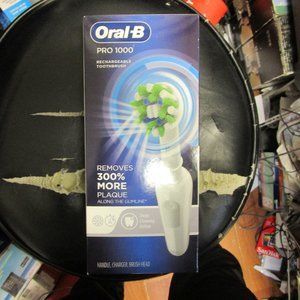 ORAL B PRO 1000 RECHARGEABLE TOOTHBRUSH